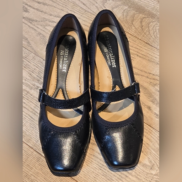 Naturalizer | Elegant Black 'Lola' Leather Wedge Shoes, Size 4M - Picture 4 of 9